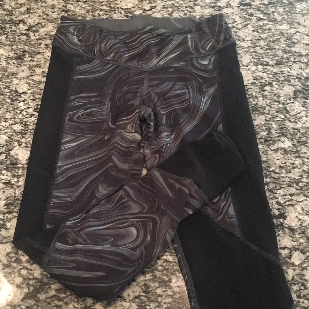 Reversible yoga pants